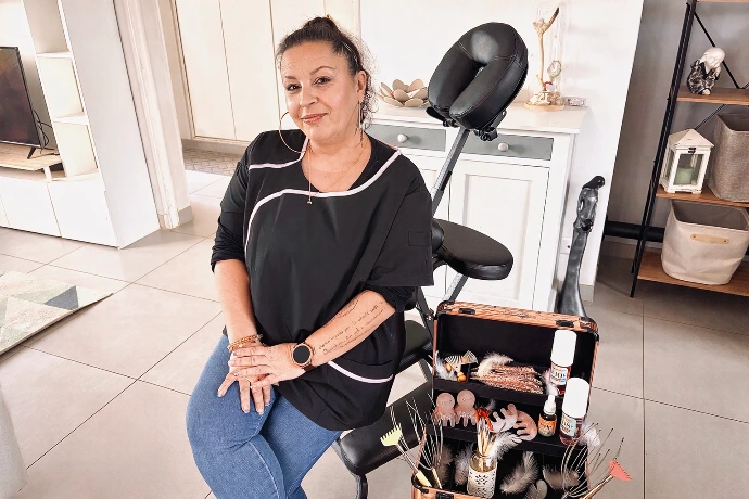 Nath, praticienne Papouill’Émoi proposant des séances de papouilles bien-être sur chaise Amma, à domicile à Quiers-sur-Bezonde et dans le Loiret.
